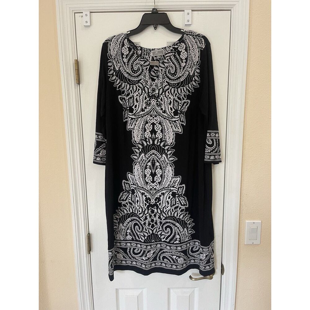 JM Collection Black and White Stetch Long Sleeve 1X/XL EZ pack Slimming Design